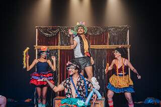 Em livre adaptação da obra de Dias Gomes, o espetáculo, uma comédia política carnavalesca cheia de breguices, conta as peripécias malucas de Odorico Paraguaçu. (Foto: Vaca Azul)