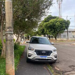 Veiculo estacionado em meio-fio pode ser multado em R$ 195, 23 (Foto: Eduardo Mendes)