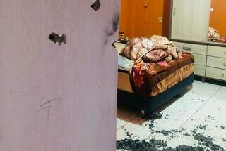 Marcas de tiros na parede da casa de ex-policial, inimigo de &#34;Macho&#34; (Foto: Direto das Ruas)