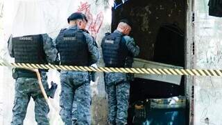 Policiais militares na entrada do cômodo onde suspeito foi morto, no Jardim Sayonara. (Foto: Alex Machado)