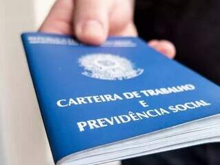 Cidadão segura carteira de trabalho em feirão (Foto: Arquivo/Campo Grande News)