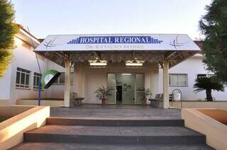 Fachada do Hospital Regional Estácio Muniz para onde vítima foi levada (Foto: O Pantaneiro)