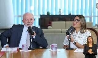 Lula e Janja durante o programa Conversa com o Presidente em dezembro do ano passado (Foto: Canal Gov/Divulgação)