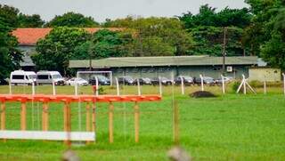 Viaturas de segurança chegam na Base Aérea após visita na JBS (Foto: Alex Machado)