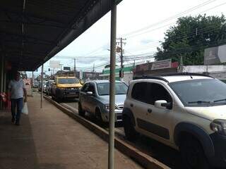 Carros estacionados na Avenida Bandeirantes, hoje sem parquímetro nas calçadas (Foto: Idaicy Solano)