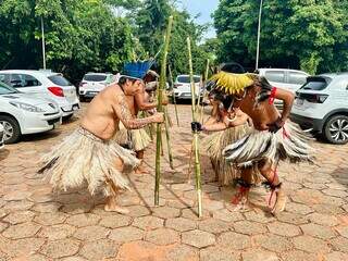 Indígenas da etnia Terena apresentaram a dança Hiyokena Kipâe no estacionamento de repartiçõs públicas (Foto: Paula Maciulevicius)