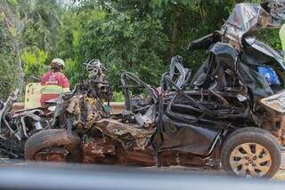 Carro Chevrolet Onix ocupado pelo casal ficou completamente destruído (Foto: Marcos Maluf)