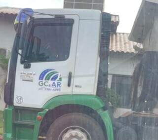Caminhão com logo da GC Pavimentação, que não teve contrato rescindido e da AR, que teve as operações suspensas no município. (Foto: Direto das Ruas)