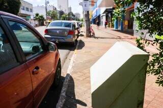 Carro estacionado em frente a parquímetro, instalado em Campo Grande (Foto: Henrique Kawaminami)