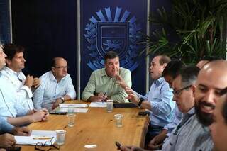 Governador durante a rodada de conversas na Expogrande (Foto: Álvaro Rezende/Governo MS)