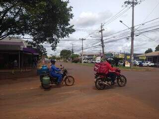 Motociclistas acessam a Rua da Divisão (Foto: Idaicy Solano)