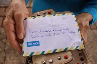 Mercedes Nunes Ferreira mostra carta que não conseguiu entregar ao presidente. (Foto: Paulo Francis)