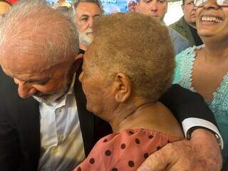 Lula ouve Antônia Inácio da Silva, viúva do meio-irmão, Damião (Foto: Arquivo de família)