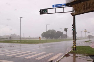 Chuva registrada no início da tarde na Avenida Duque de Caxias (Foto: Paulo Francis)