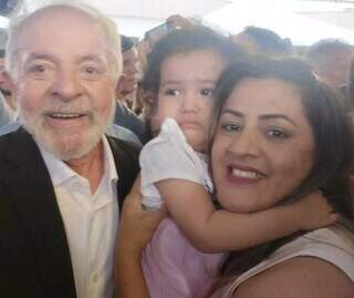 Presidente Lula com a sobrinha-neta, Ísis, e a mãe dela, Laura (Foto: Arquivo de família)