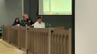 Douglas sentado no banco dos réus durante julgamento nesta sexta-feira (Foto: Antonio Bispo)