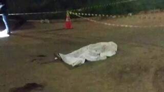 Corpo da vítima coberto por lençol no local onde foi morto (Foto: Arquivo | Direto das Ruas)