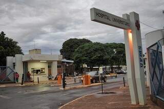 Entrada do Hospital Universitário, na Avenida Senador Filinto Muller, em Campo Grande (Foto: Paulo Francis)