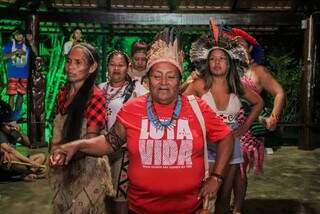 Mulheres indígenas, de aldeias e terras indígenas diferentes, unidas em dança feminina do povo terena (Foto: Divulgação/Conselho Terena)