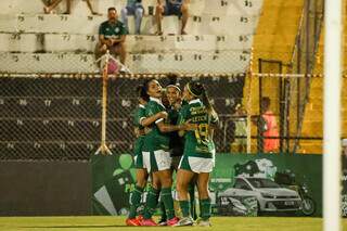 Equipe Alviverde comemora vitória com abraço em campo. (Foto: Luiz Guilherme Martins/Palmeiras)