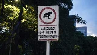 Placa instalada na Avenida Afonso Pena em frente a Praça do Rádio (Foto: Alex Machado)