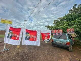 Bandeiras e tolhinhas à venda na BR-060. (Foto: Marcos Maluf)