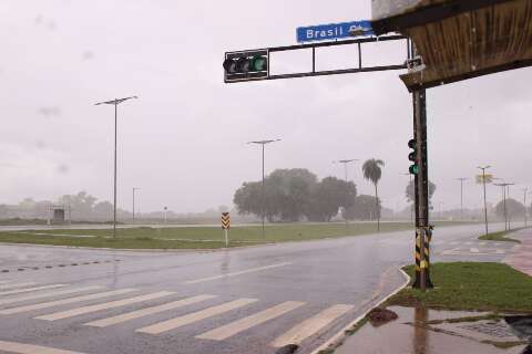 Tarde começa com chuva em Campo Grande e previsão é de temporal