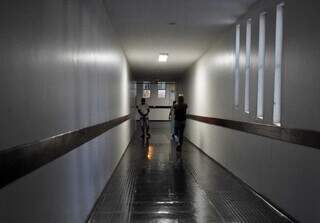 Pessoas caminham pelos corredores do Hospital Universitário, em Campo Grande, único hospital de MS que realiza o aborto legal (Foto: Paulo Francis) 