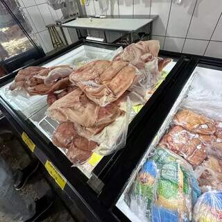 Carne vendida em açougue apreendida durante fiscalização (Foto: Direto das Ruas)