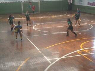Meninas em quadra pela Copa Pelezinho de Futsal. (Foto: Reprodução)