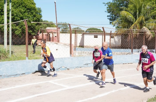 Idosos participando da competição em pista de atletismo (Foto: arquivo / Lucas Castro/Setesc)