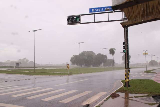 Tarde come&ccedil;a com chuva em Campo Grande e previs&atilde;o &eacute; de temporal