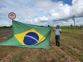 Gilto Santos saiu do Jardim do Pênfigo para protestar na BR-060 (Foto: Marcos Maluf)