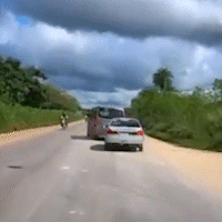 Vídeo: motorista tenta ultrapassar e causa acidente grave