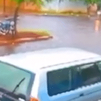 Vídeo mostra batida entre motos que deixou mulher em estado grave