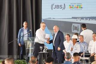 De terno escuro, José Batista Sobrinho cumprimenta presidente global da JBS, Gilberto Tomazoni (Foto: Henrique Kawaminami)