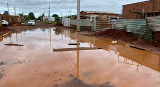 Chuva forte de ontem deixou o Bairro Portal Caioba II alagado (Foto: Antonio Bispo) 