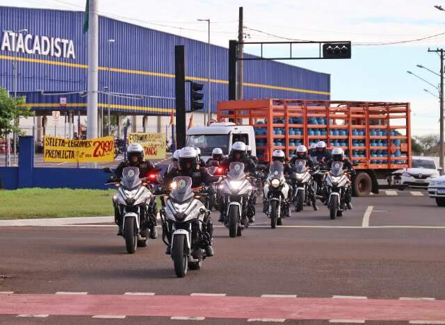 Regi&atilde;o da Base A&eacute;rea tem pol&iacute;cia, manifestantes e apoiadores &agrave; espera de Lula 