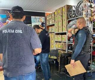 Equipe da Polícia Civil durante buscas na oficina do homem em 2023 (Foto: Divulgação | PCMS)