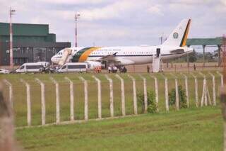 Avião da Presidência pousou na pista da Base Aérea de Campo Grande às 9h33 (Foto: Paulo Francis)