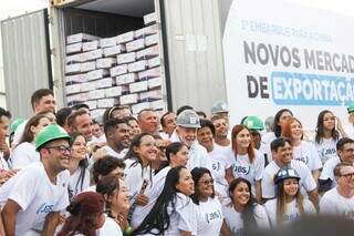 Funcionários do frigorífico posando para foto com o presidente Lula; planta emprega 2,3 mil em Campo Grande (Foto: Henrique Kawaminami)