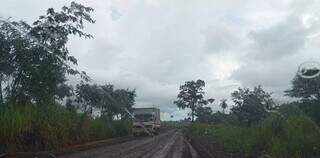 Após a chuva, estrada de terra que dá acesso ao assentamento vira lama (Foto: Ana Beatriz Rodrigues)
