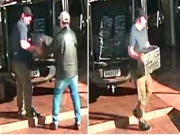 Policiais foram filmados descarregando caixas de cocaína de viatura