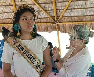 Miss indígena Vitória Antônio recebendo o imunizante (Foto: Arquivo Pessoal)
