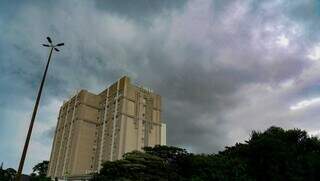 Céu nublado nesta tarde em Campo Grande (Foto: Alex Machado)