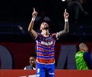 Jogador comemorando gol durante partida neste sábado (Foto: reprodução/Leonardo Lima/Agif)