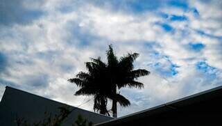 Céu com nuvens na manhã deste sábado em Campo Grande (Foto: Alex Machado)
