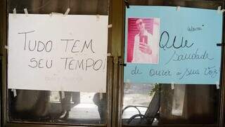 Cartazes pregados na janela de casa da mãe de Wesner (Foto: Alex Machado)
