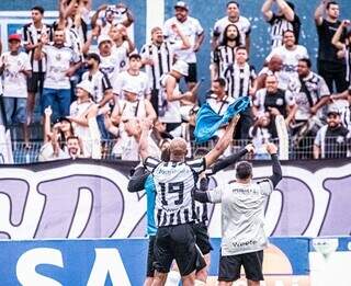 Jogadores comemorando vaga na final com a torcida no Jacques da Luz (Foto: @eduardofotoms )