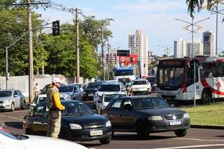 Fiscalização de trânsito em rotatória de Campo Grande (Foto: Henrique Kawaminami)